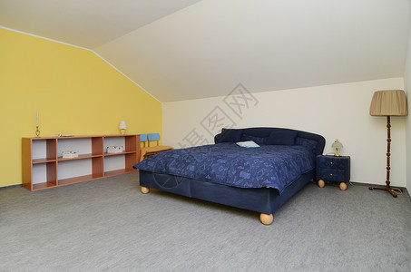 简单卧室枕头家具毯子房间黄色灰色白色地毯背景图片