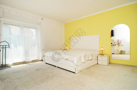 简单卧室窗户白色毯子黄色窗帘地毯镜子背景图片