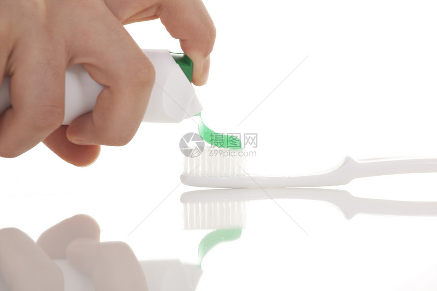 将牙膏挤压到牙刷上美容生活方式牙齿预防管子卫生刷子产品护理化妆品图片