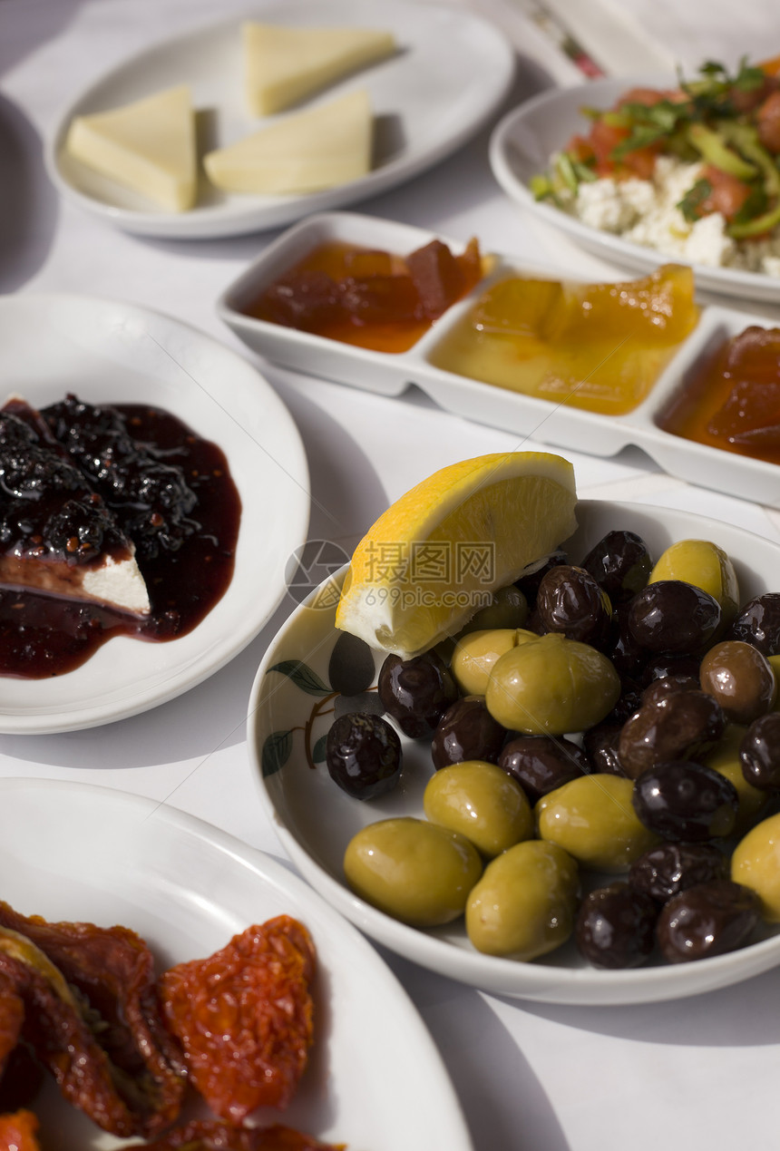 紧贴经典的土耳其式早餐食品餐盘盘子食物桌子黄瓜香料营养小吃美食餐厅图片