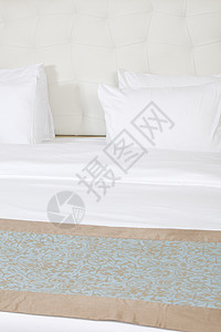 在豪华酒店房间的国王大床床头水平床头板墙纸床垫床单旅行奢华商业木头背景图片