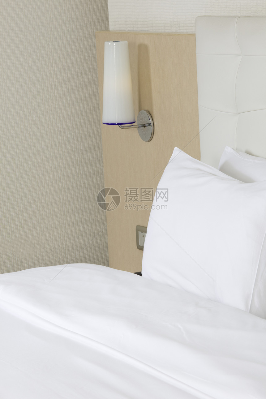 在豪华酒店房间的国王大床木头假期奢华水平床单旅行床头商业陈列柜床垫图片