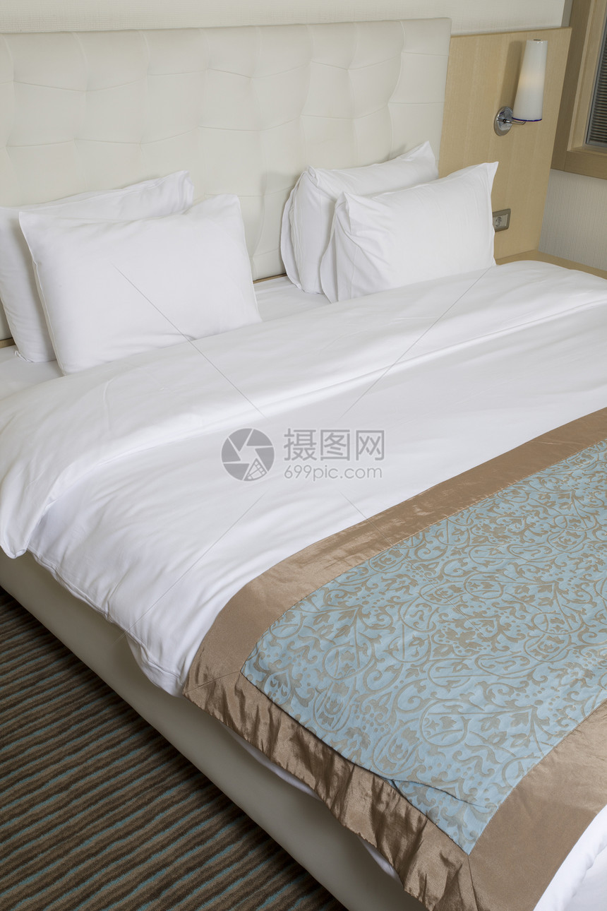 在豪华酒店房间的国王大床床垫旅行床头床单陈列柜水平摄影场景墙纸枕头图片