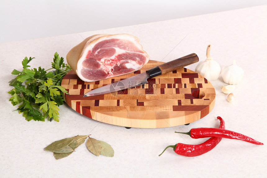 切肉板上的肉蔬菜皮肤胡椒木板午餐烹饪红色食物牛扒叶子图片