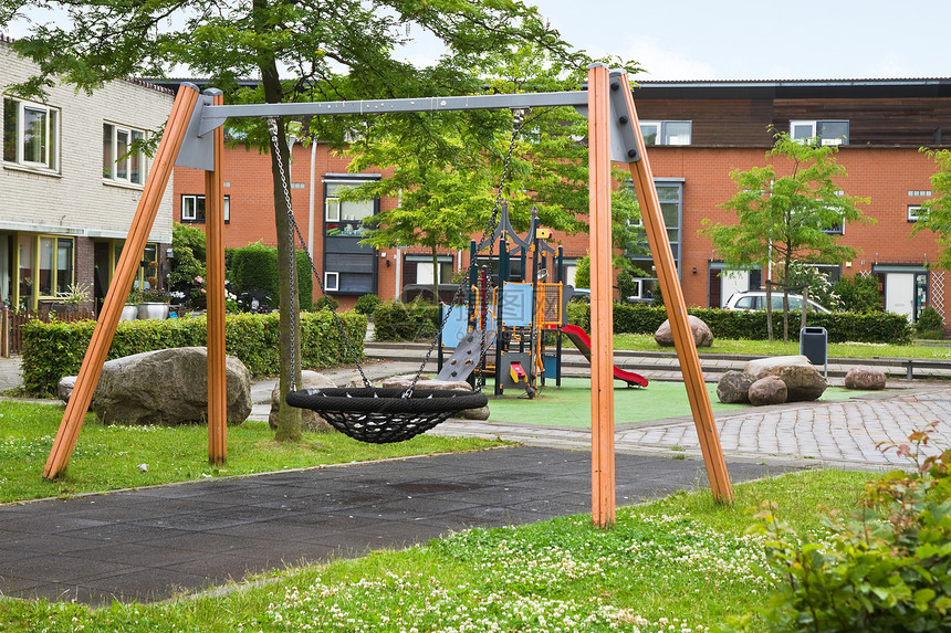 在现代郊区为幼儿提供安全游乐场;图片