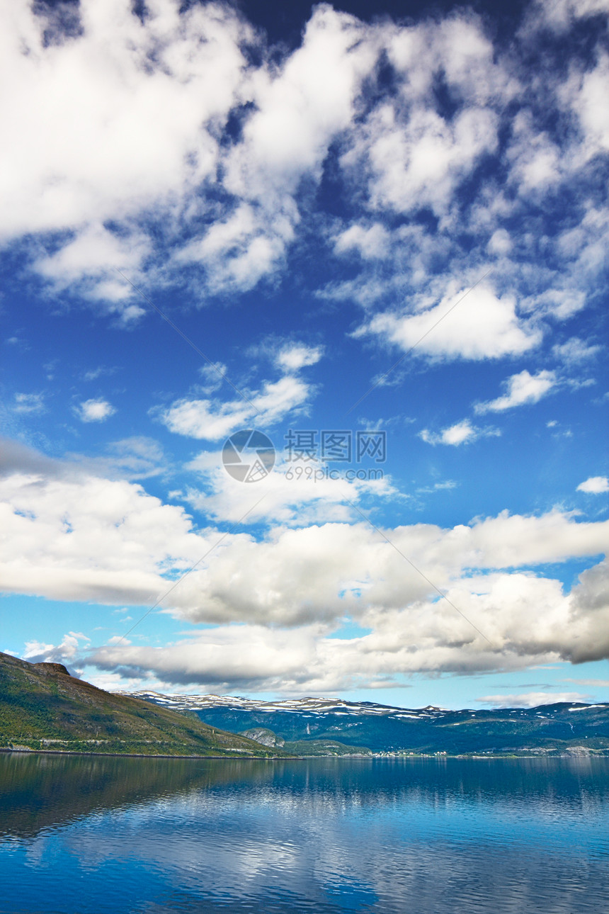 挪威山丘蓝色爬坡风景全景反射假期旅游顶峰峡湾天空图片
