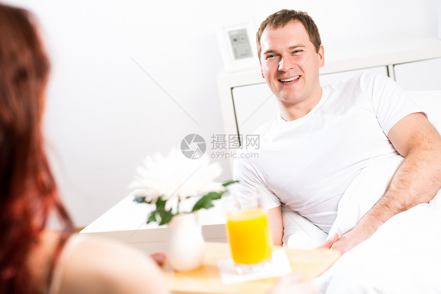 女人带男朋友早餐在床上睡觉的女孩女性夫妻杯子休息室家庭男人女士蜜月丈夫图片
