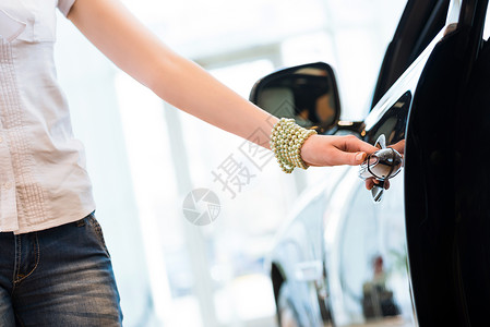开口手镯女人打开新车的门顾客手指司机汽车手表闩锁推销员女士车辆手臂背景