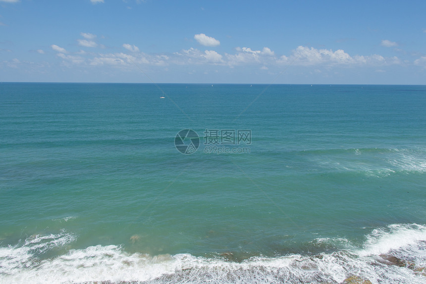 蓝色天空下的蓝海海浪地平线墙纸旅行图片