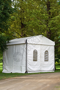白色帐篷一方或事件帐篷草地绿色蓝色篷布民众树木聚会庆典活动娱乐背景