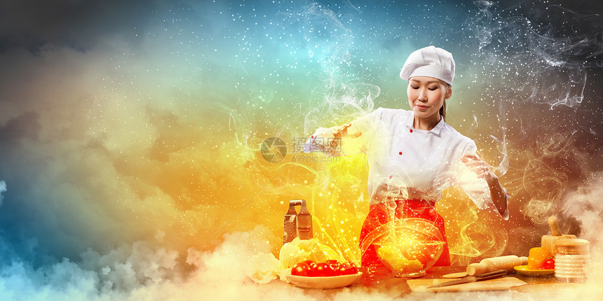 亚洲女性用魔法烹饪面粉食物女士魅力成人沙拉围裙魔术师帽子杯子图片