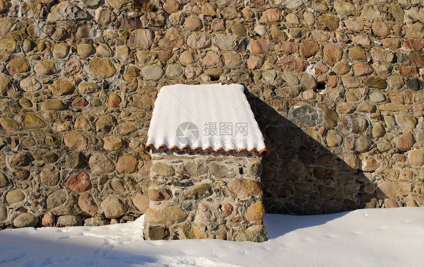 古老的堡石墙壁粘土瓷砖屋顶雪房子城堡别墅财产庇护所大厦制品建造岩石陶瓷图片