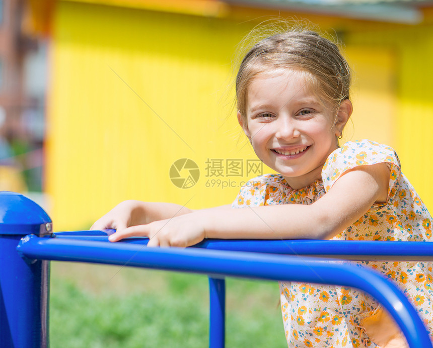 可爱的小女孩女孩乐趣女性闲暇快乐喜悦活动孩子微笑公园图片