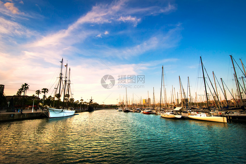 港口的游艇晴天日出蓝色橙子戏剧性天气场景地平线日落海洋图片