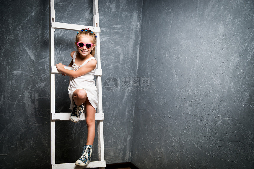 上楼梯的小女孩脚步白色微笑裙子孩子游戏青年梯子童年快乐图片