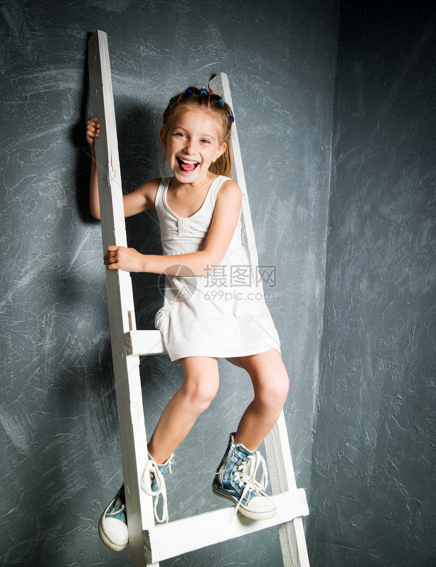 上楼梯的小女孩白色游戏女性喜悦梯子幼儿园金发孩子微笑幸福图片