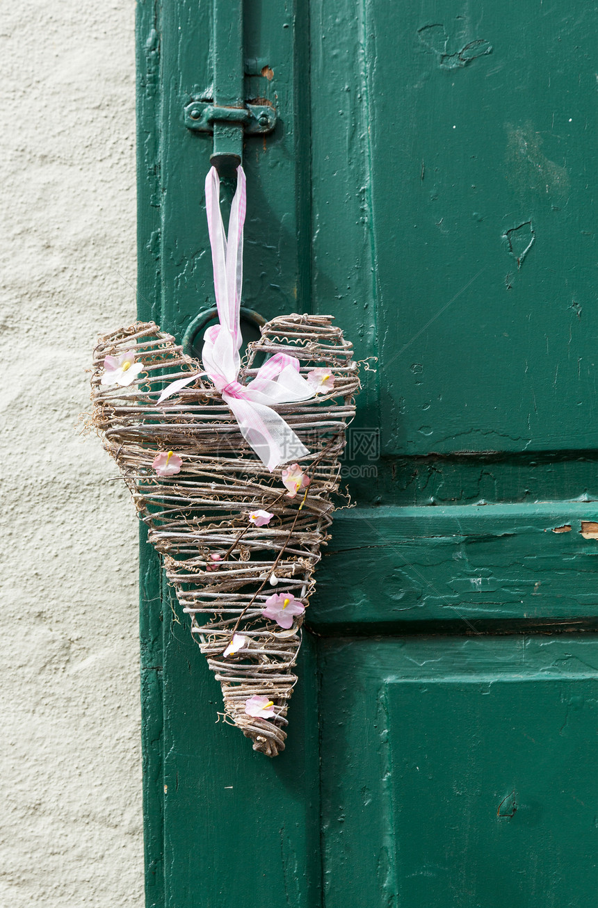 门上的心形装饰乡村花环传统编织树枝风格花圈季节圆圈花朵图片