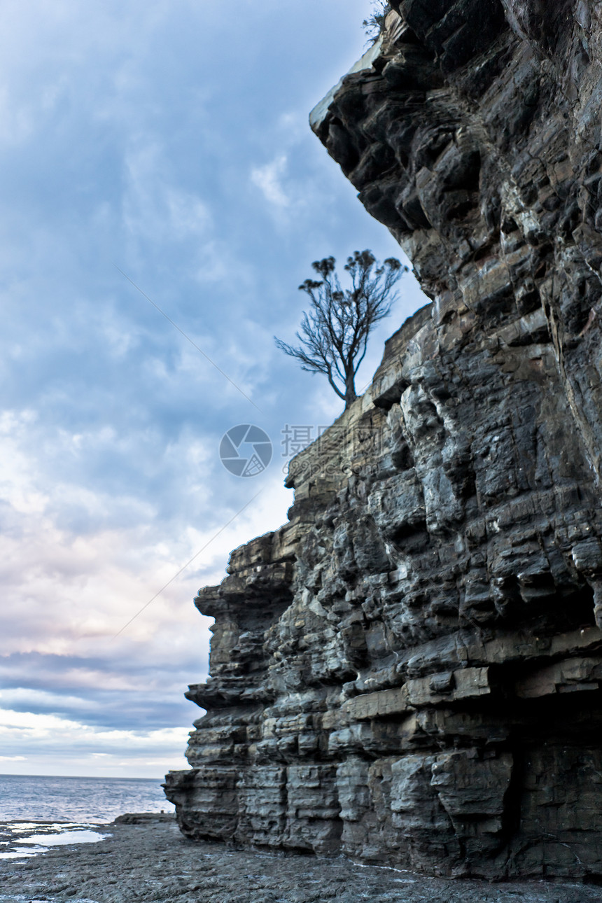 冲积岩石悬崖海面形成图片