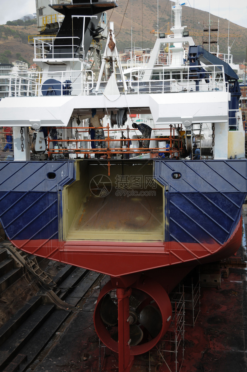 在干码头的船舶船尾起重机船运修理力量国家货物工作造船港口图片