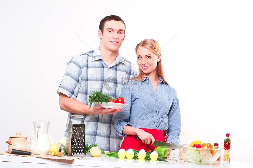 一起做饭的情侣乐趣午餐丈夫柜台女士食物微笑男人烹饪幸福图片