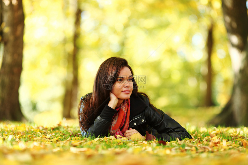 秋叶中的妇女脚尖橙子乐趣团体女性叶子成人微笑女士眼睛季节图片