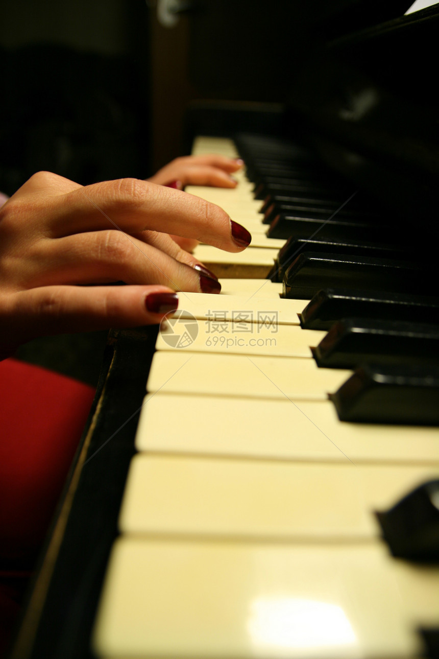 弹奏钢琴特写手指玩家钥匙歌曲爵士乐宏观韵律钢琴家学习教育图片