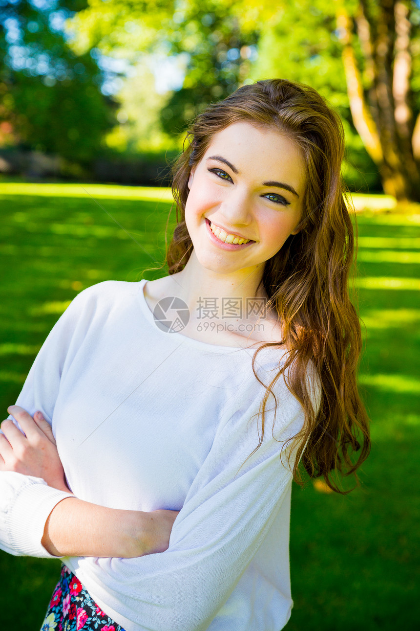 时装肖像外门衬衫黑发图片模型自然光女孩造型照片白衬衫美丽图片