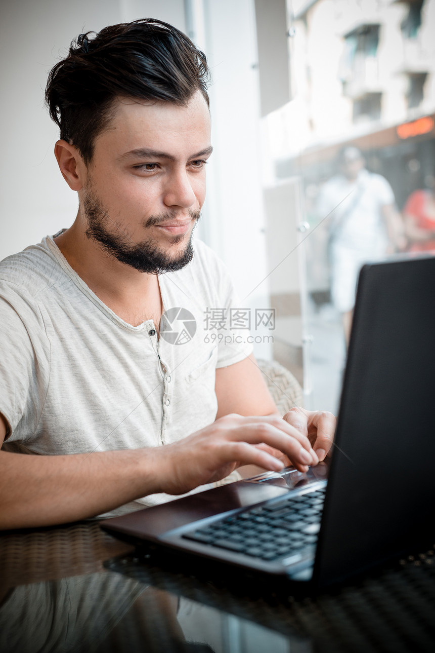 年轻的时尚男子咖啡酒吧潮人年轻人日常生活图片