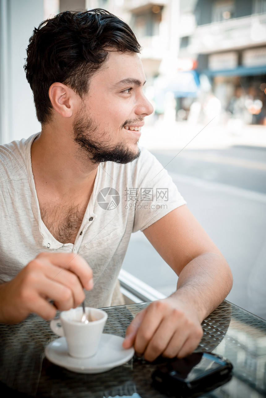 年轻的时尚男子酒吧潮人年轻人咖啡日常生活图片