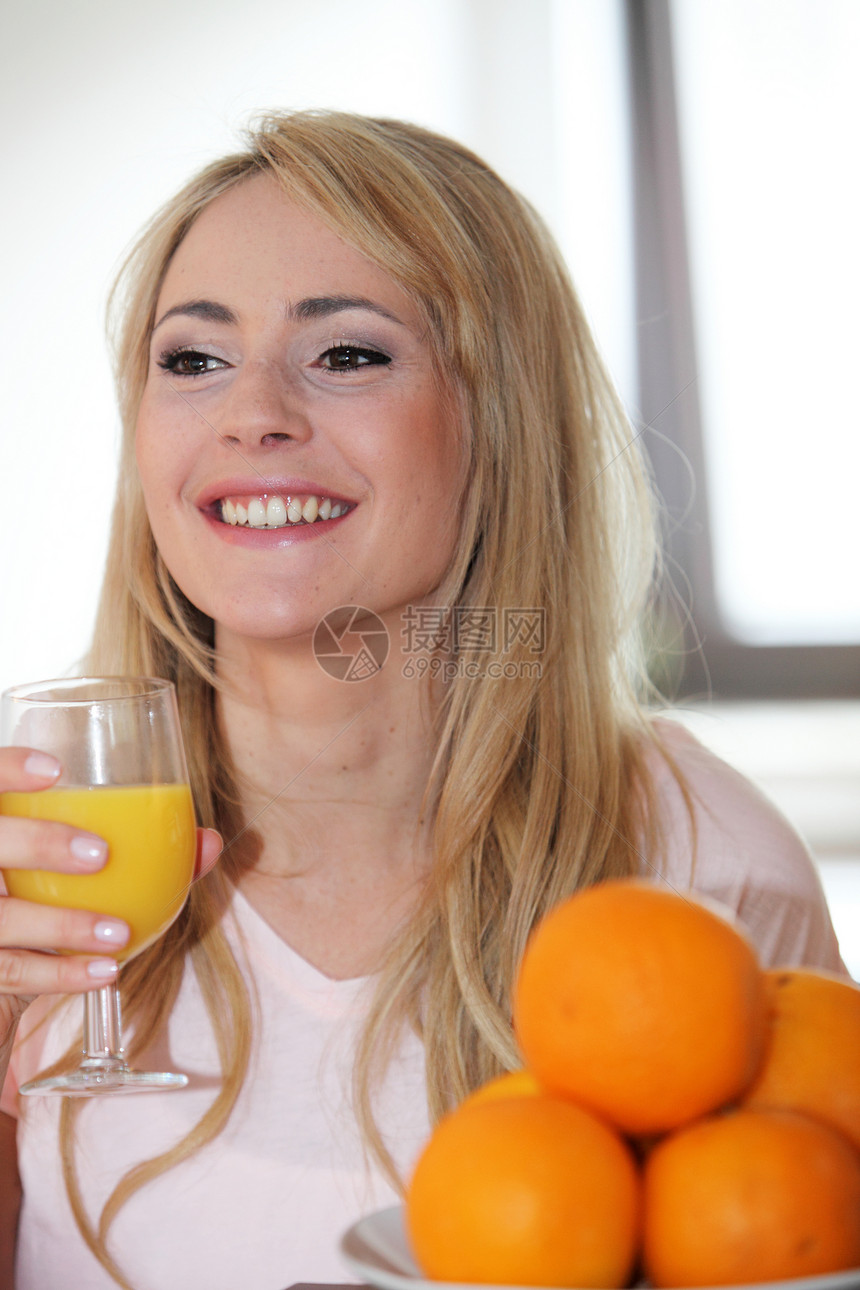女人喜欢喝杯新鲜橙子汁图片