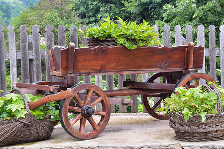 后院的木马车和铁篮子高清图片