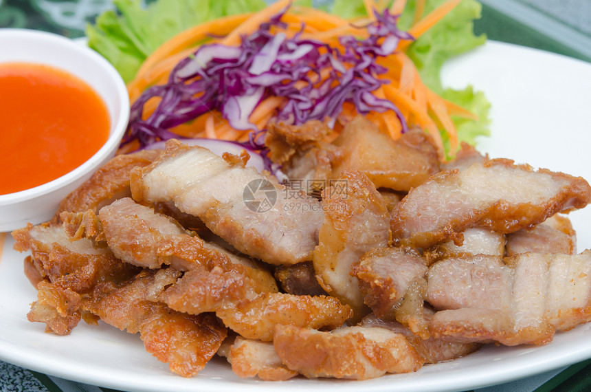 炒饭煎猪肉盘子紫色胡椒美食白色油炸食物香料蔬菜绿色图片