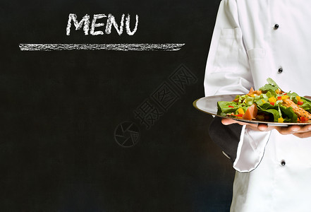 有健康沙拉食品的厨师 粉黑黑黑板菜单背景蔬菜胡椒美食午餐沙拉男人工作餐厅指示牌职业背景图片