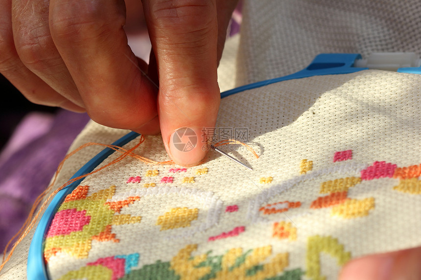 刺绣女性羊毛爱好棉布锻炼工作手指缝纫红色黄色图片