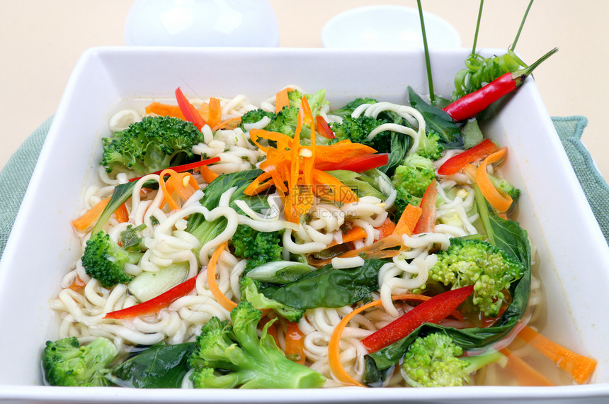 亚洲面条汤白菜蔬菜辣椒酱油烹饪筷子味道萝卜食物营养图片