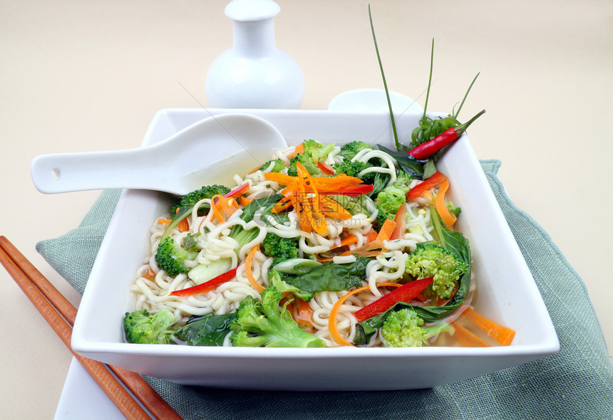 亚洲面条汤午餐勺子萝卜辣椒青葱食物菠菜蔬菜营养美食图片
