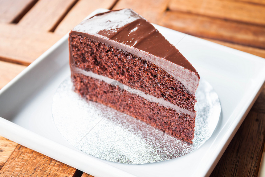巧克力芝芬蛋糕在白盘上卖餐厅海绵咖啡馆美食派对糕点薄纱蛋糕食物棕色图片