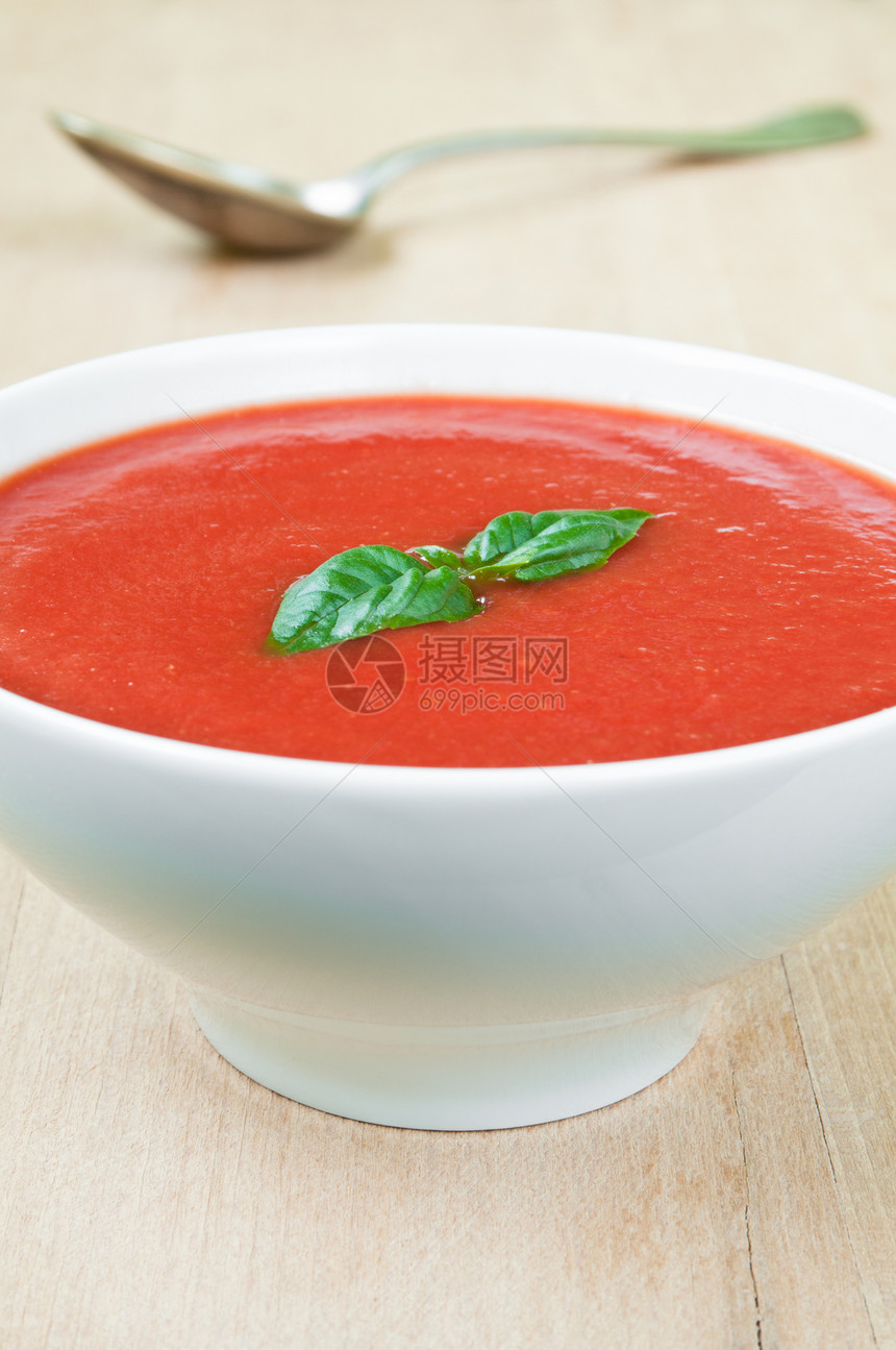 番茄汤红色叶子草本植物绿色美食饮食餐厅勺子白色奶油图片