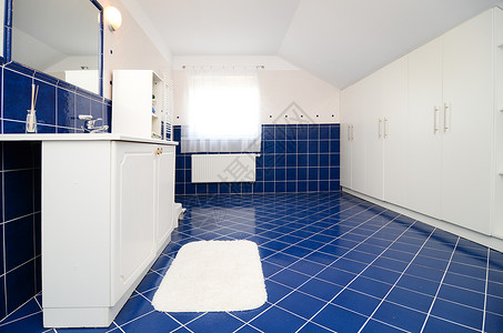 现代洗手间盆地耕作收银台白色浴室衣柜蓝色背景图片