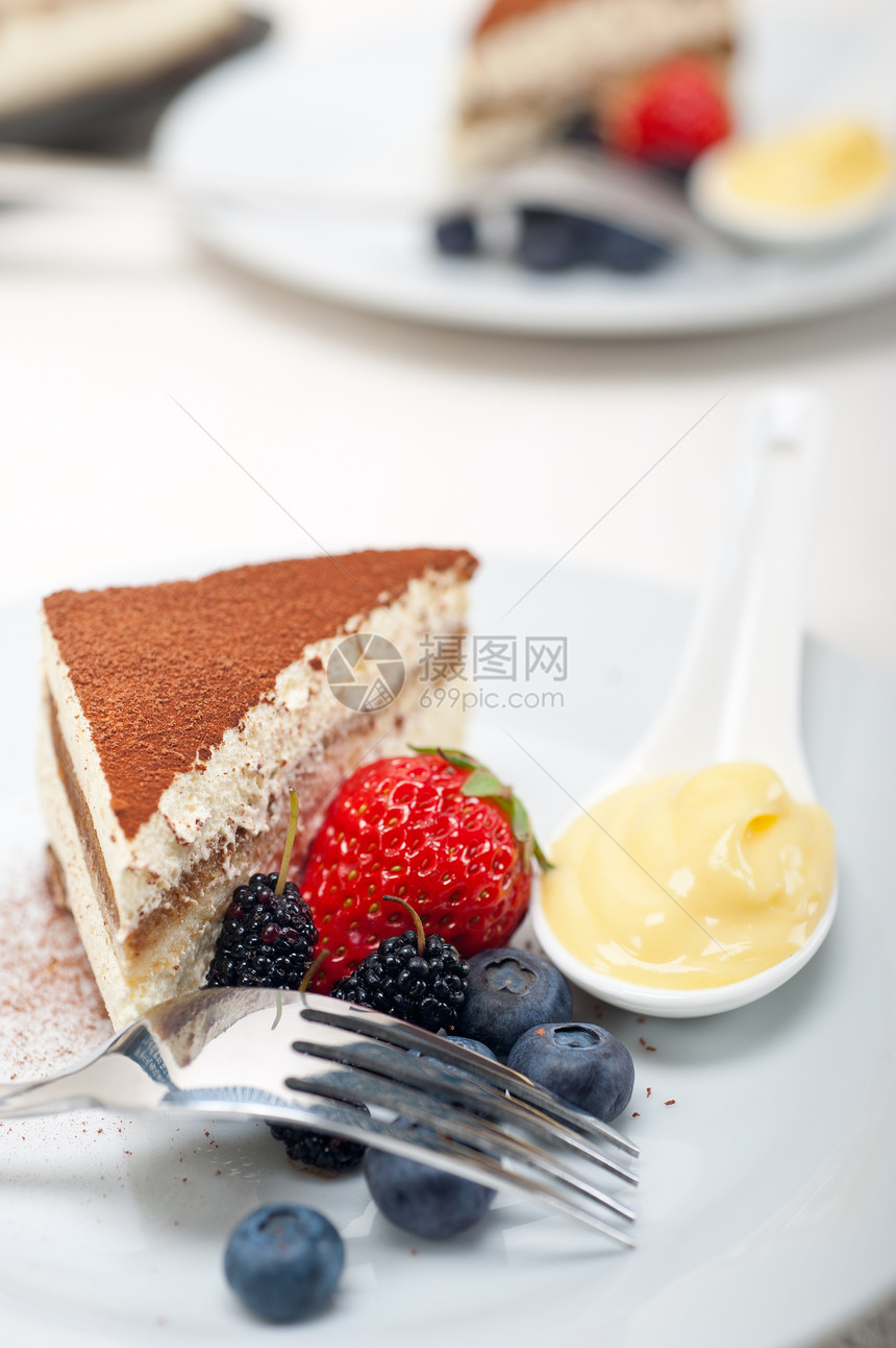 甜点加浆果和奶油巧克力图层可可水果蛋糕食物盘子美食粉末小吃图片