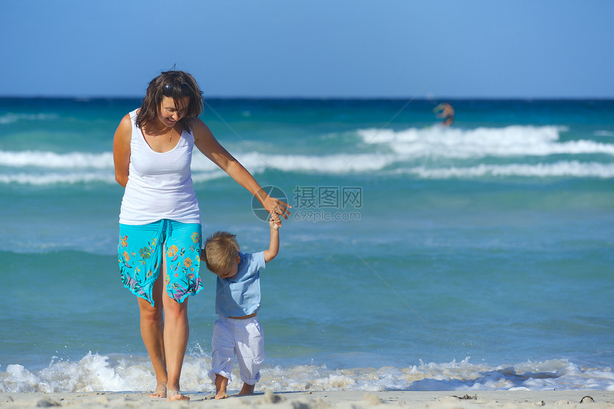母亲和儿子在沙滩上女士幸福婴儿海岸蓝色父母支撑男生海滩妈妈图片
