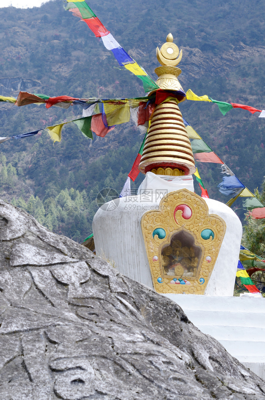 尼泊尔的藏藏小尖塔 带有神圣的马尼石块图片