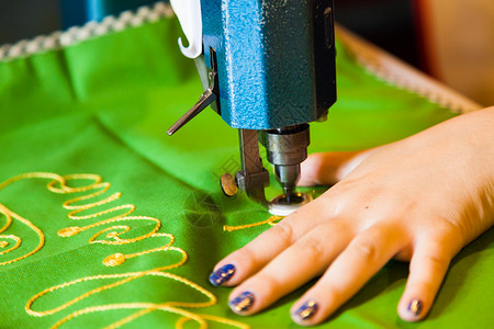 女人亲手缝针生产纺织品裁缝古董工作材料制造业缝纫机缝纫机器复古的高清图片素材