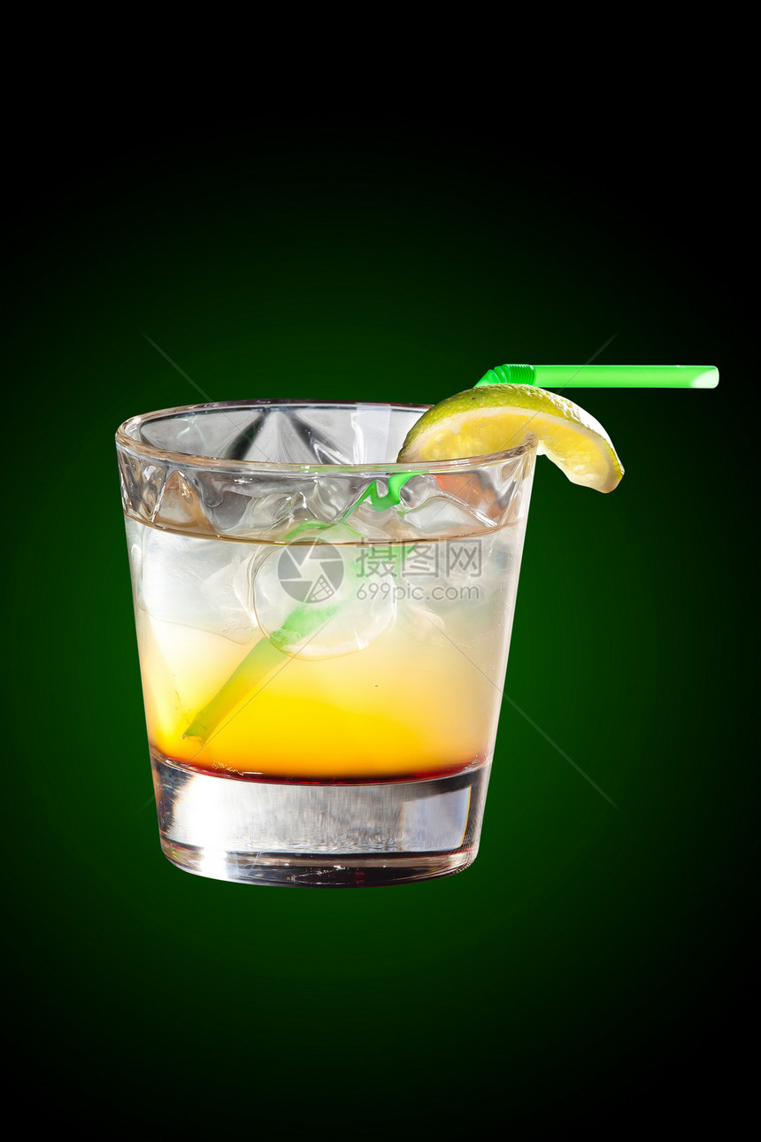 鸡尾酒加伏特加柠檬汁酒精玻璃液体柠檬饮料果汁黄色图片