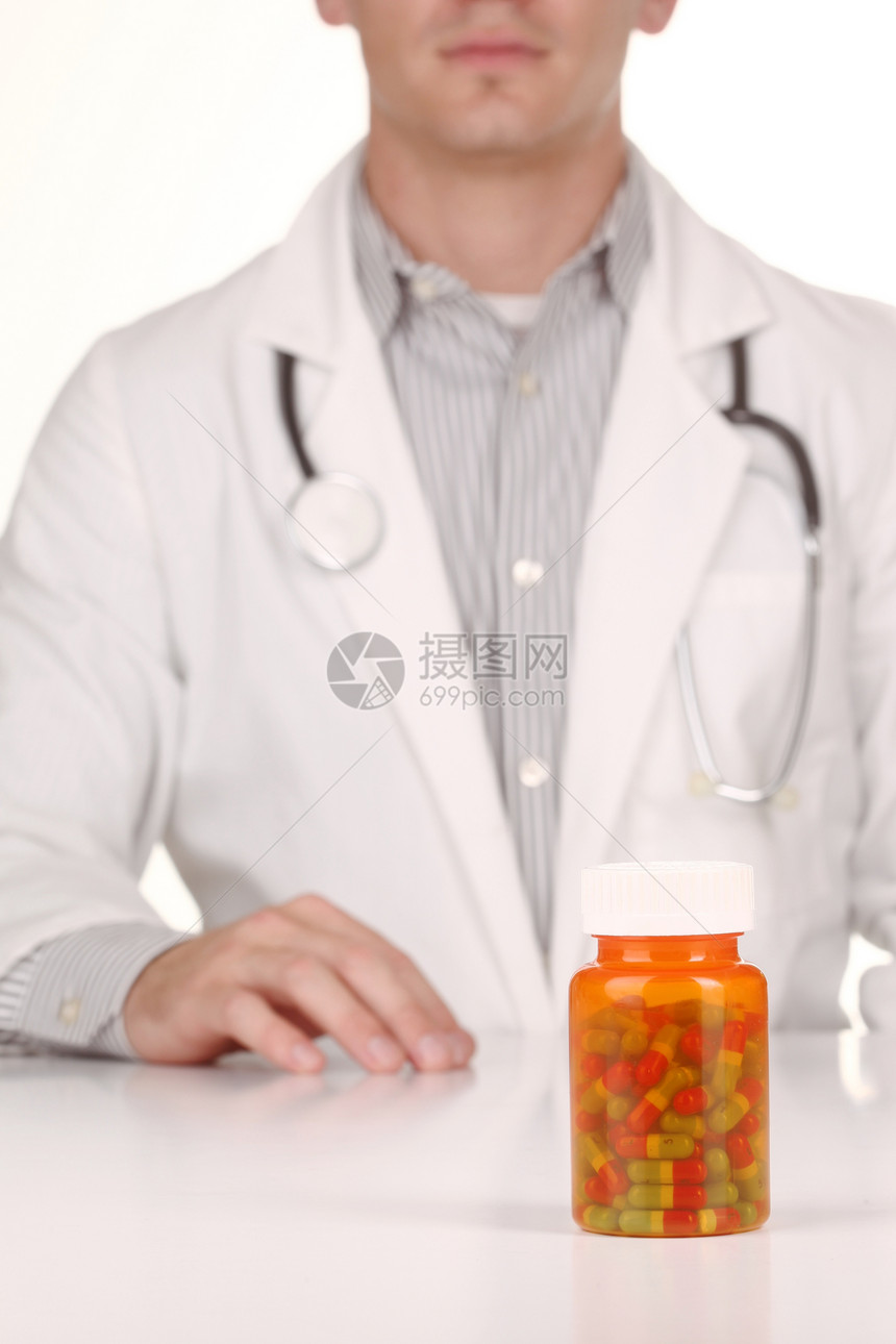 在处方药瓶中服药的医生瓶子外套从业者职业医疗职员医师行业药品药片图片