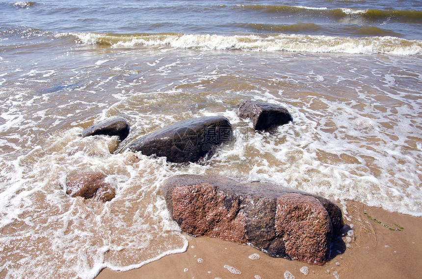海滩石头和海浪图片