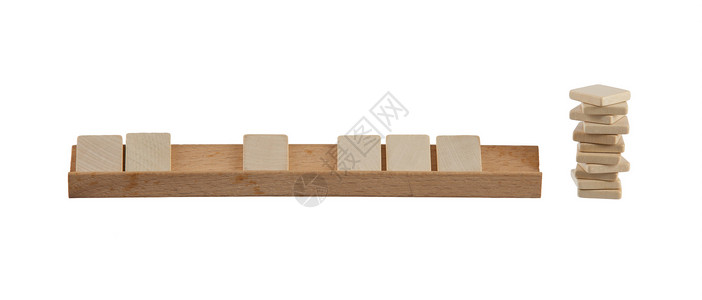 棋盘游戏中非常古老的部分木头语法字母拼写持有者木板桌游白色背景图片