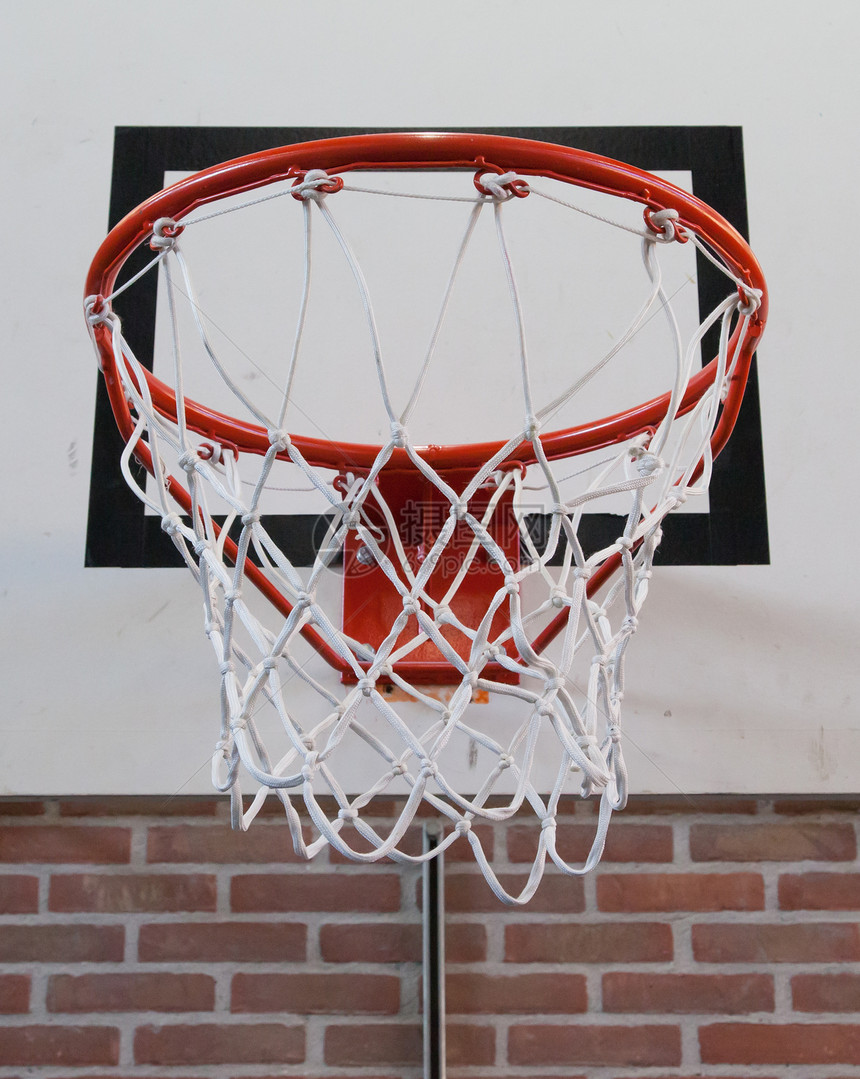 在一个旧学校体育馆的篮子团队橙子运动法庭状况圆圈游戏娱乐生活篮球图片