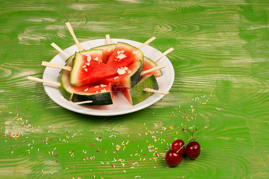 冰凉西瓜甜点卫生美食童年儿童冰棒盘子健康饮食水果保健图片