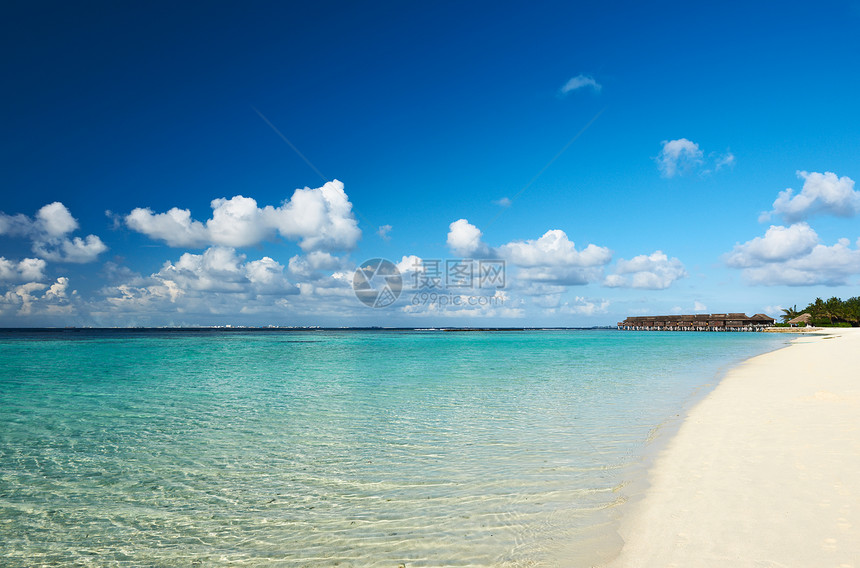 美丽的海滩 有水边的平房海岸线海景天空蓝色酒店情调房子风景异国平台图片